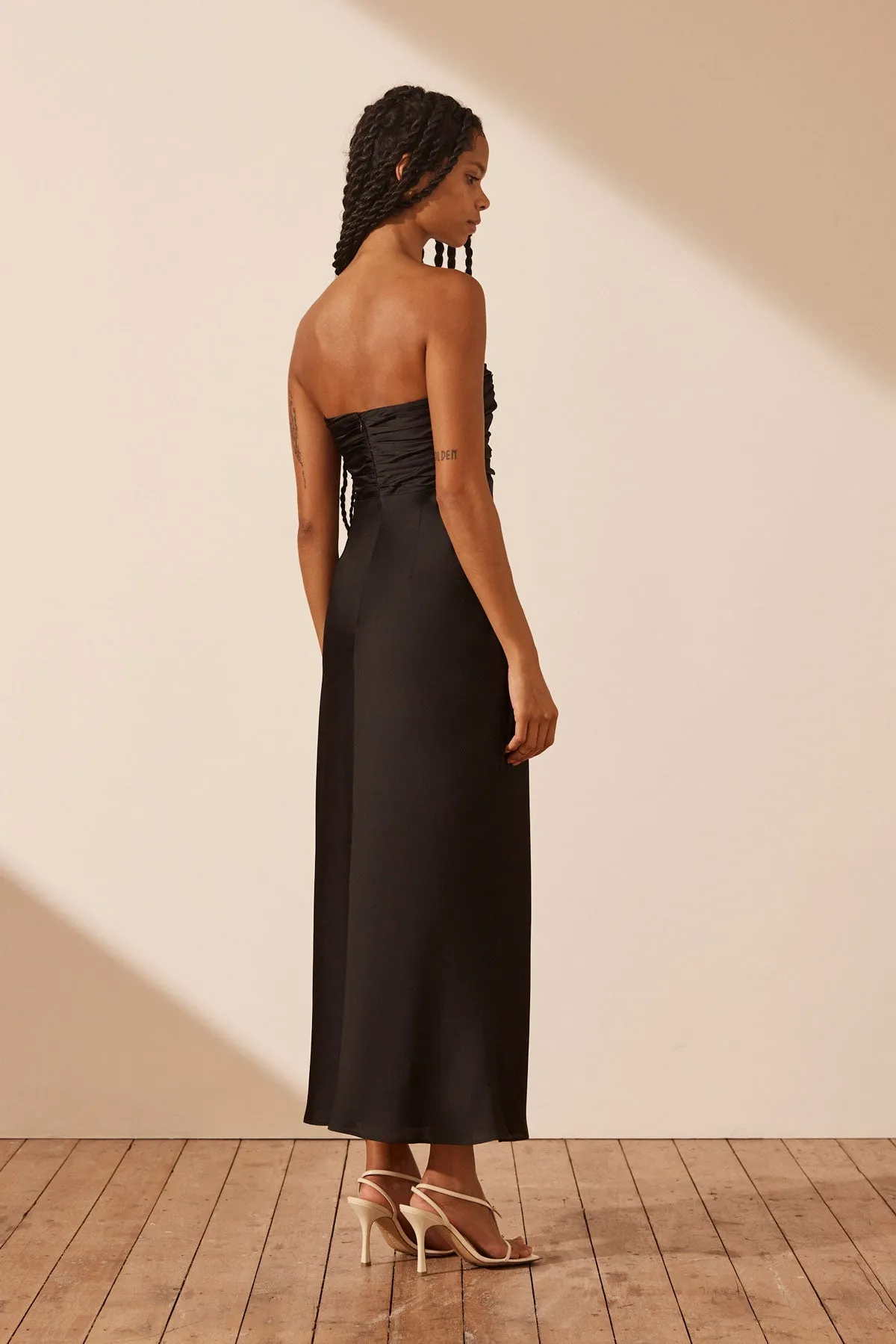 LUXE STRAPLESS RUCHED BODICE MIDI DRESS - ONYX