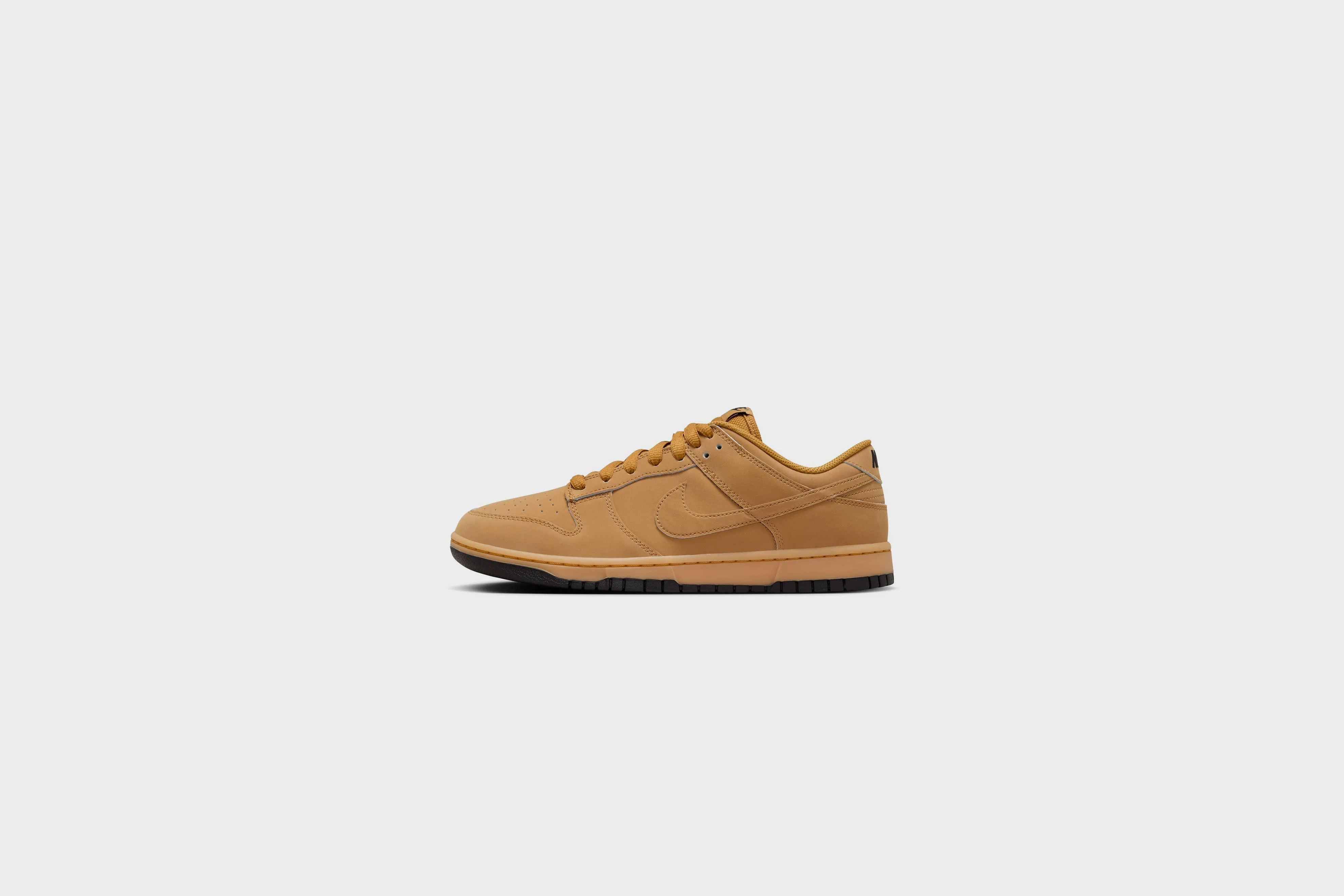 Nike Dunk Low Retro SE (Wheat/Wheat-Gum Yellow-Black)